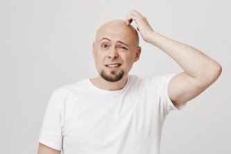 Padají ti vlasy? Můžeš tomu zabránit dřív než bude pozdě ⏱
