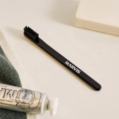 Marvis Toothbrush Hard Bristles Black - Zubní kartáček černý s tvrdými štětinami